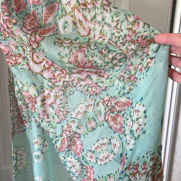 Women’s Beautiful Pastel Scarf/Wrap - Picture 3 of 7